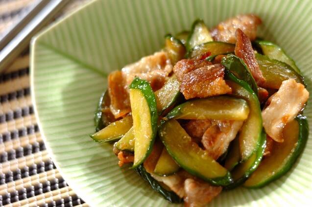 緑の皿に入ったきゅうりと豚肉の炒め物