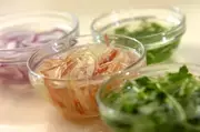お刺身と和野菜の生春巻きの下準備1