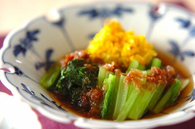 小鉢に盛り付けた食用菊と小松菜のおひたし