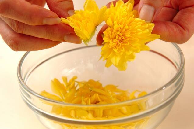 菊花と小松菜のお浸しの作り方の手順1