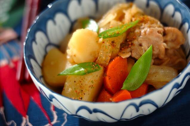 白地に青模様の器に盛り付けられた、肉じゃが