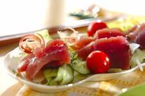 カツオと野菜のサラダ