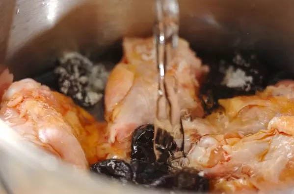 鶏手羽元のプルーン煮の作り方1
