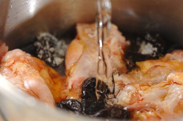 鶏手羽元のプルーン煮の作り方の手順1
