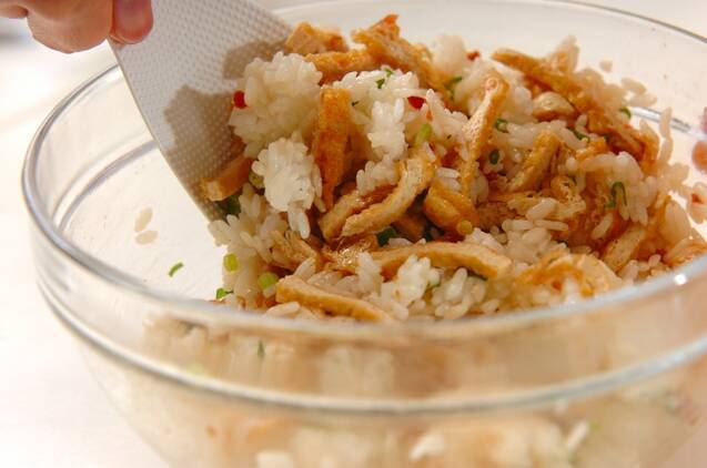 油揚げと小梅の混ぜご飯の作り方の手順2