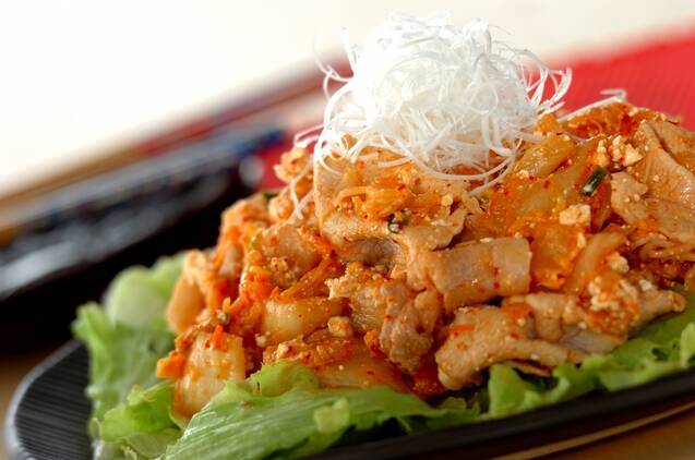 黒い器に盛られたゆで豚のキムチチーズ和え