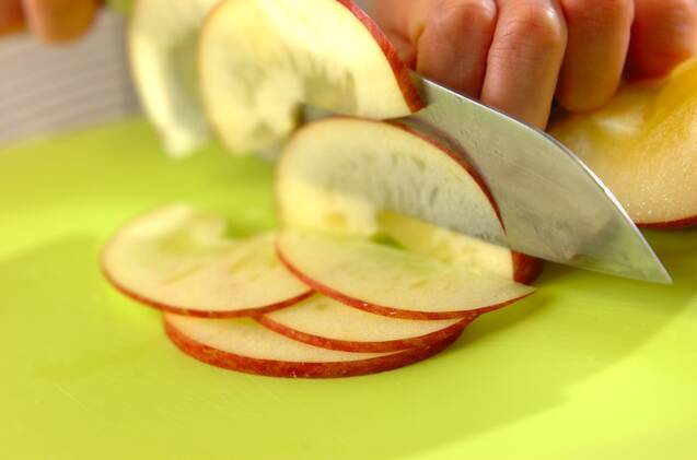 リンゴとアーモンドの型なしタルトの作り方の手順1