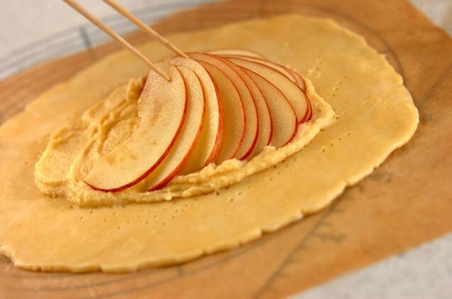 リンゴとアーモンドの型なしタルトの作り方の手順7