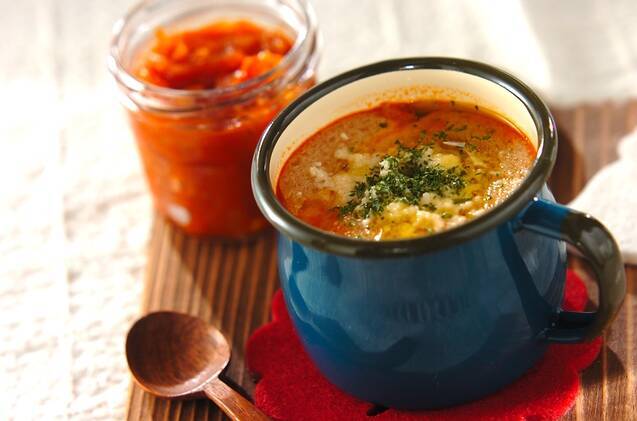 青いマグカップに入ったオニオントマトスープ