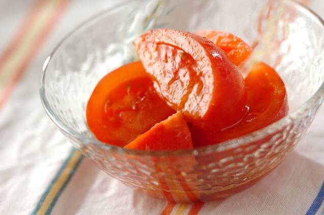 透明な器に盛られた、くし切りトマトの中華サラダ