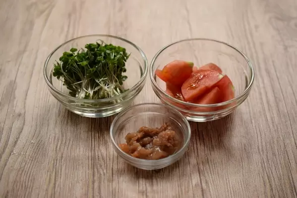 レンジで簡単！蒸しナスと豚肉のサッパリ梅だれの下準備2