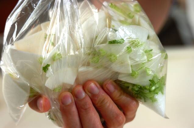 カブの梅和えの作り方の手順1
