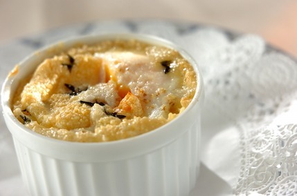 卵のココット焼き　グリュイエールチーズとハーブの香り