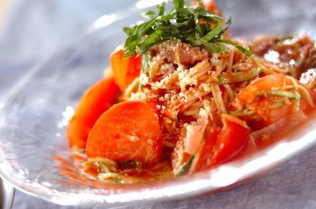 ガラス製の皿に盛り付けた生ハムとツナの冷製パスタ