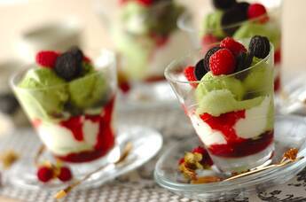 ラズベリーと抹茶のパフェ