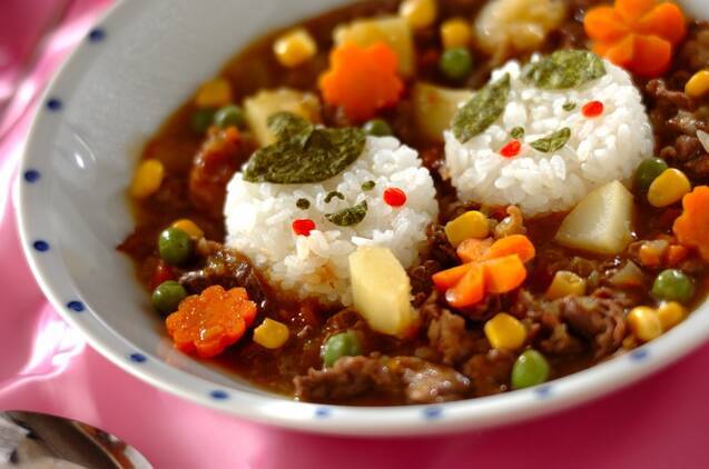 皿に盛られたひな祭りカレー