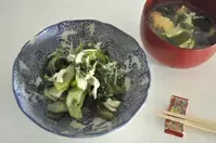 モロヘイヤと鶏ささ身のゴマ和え　ワカメスープ