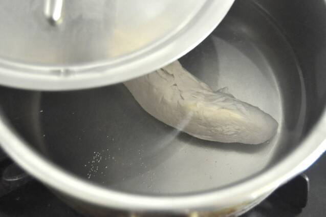 モロヘイヤと鶏ささ身のゴマ和え　ワカメスープの作り方の手順1