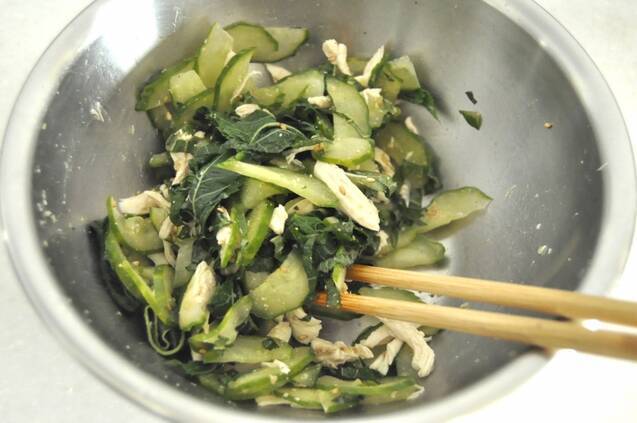 モロヘイヤと鶏ささ身のゴマ和え　ワカメスープの作り方の手順6