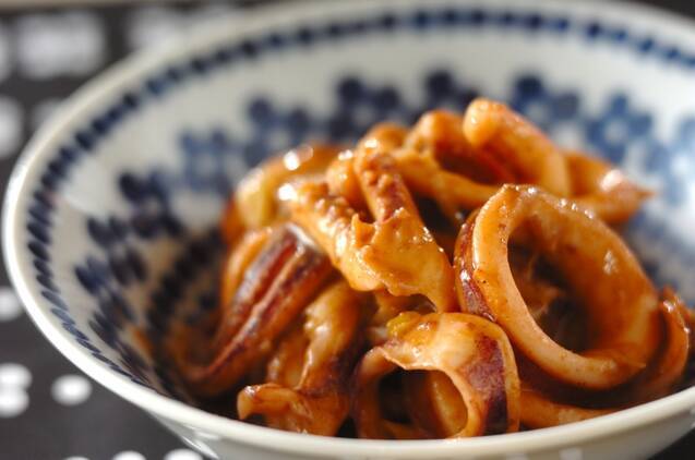 和柄の器に盛られたイカのワタ炒め