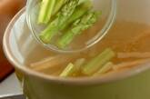アスパラと油揚げの赤出しの作り方4