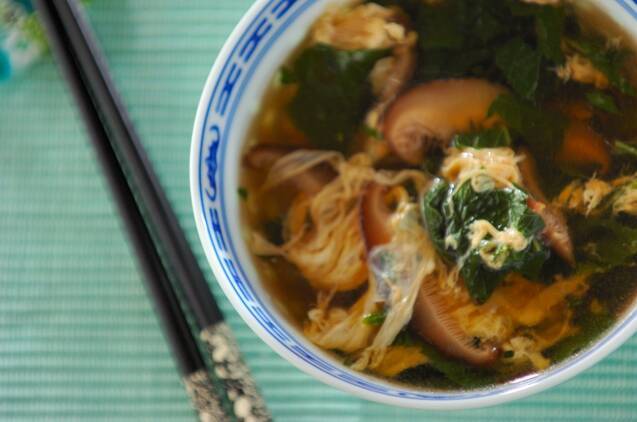 白い器に入った、モロヘイヤと干し椎茸のかき玉スープ