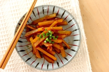 丸い陶器に盛り付けたじゃがいものきんぴら