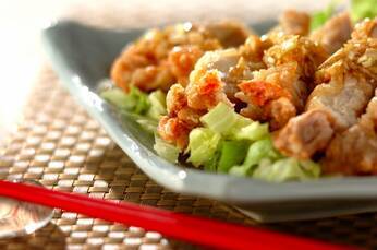 たっぷりのネギソースでいただくザクザク油淋鶏