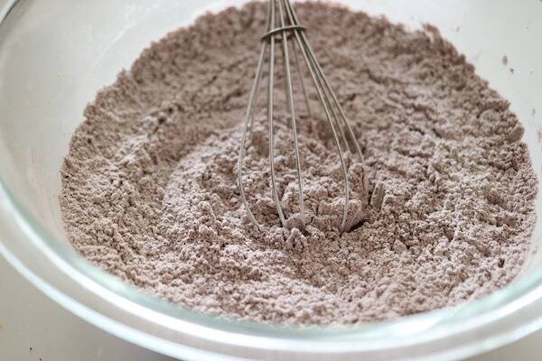 ホットケーキミックスで簡単♪ココア炊飯器ケーキの作り方の手順1