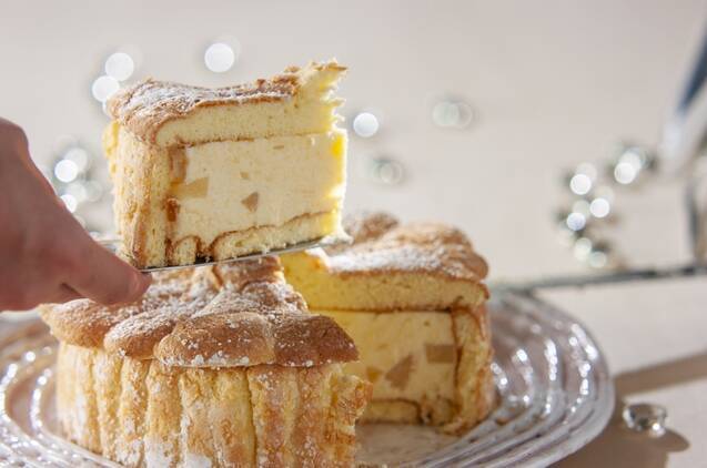 ガラス皿に盛られている、カットされた桃のシャルロットケーキ