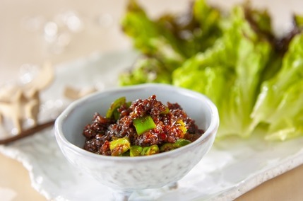 肉みそのレタス包み