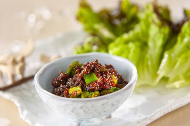 肉みそのレタス包み