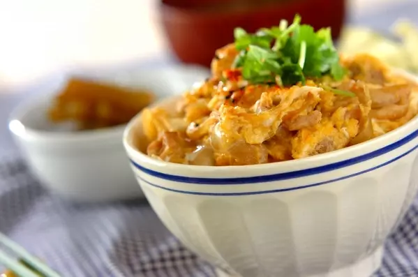 とろ～り半熟卵が絶品！基本の親子丼