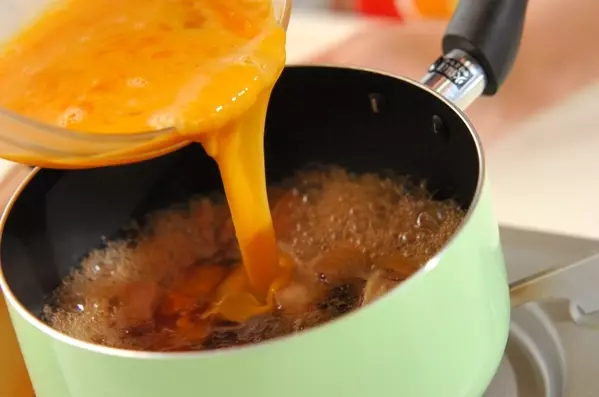 とろ～り半熟卵が絶品！基本の親子丼の作り方4