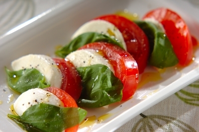 トマトとモッツアレラのカプレーゼ 副菜 のレシピ 作り方 E レシピ 料理のプロが作る簡単レシピ