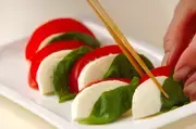 定番のおしゃれ前菜 トマトとモッツアレラのカプレーゼの作り方1