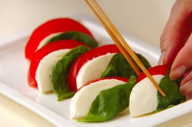 定番のおしゃれ前菜 トマトとモッツアレラのカプレーゼの作り方の手順2