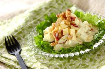 りんごとクルミのヨーグルトサラダ