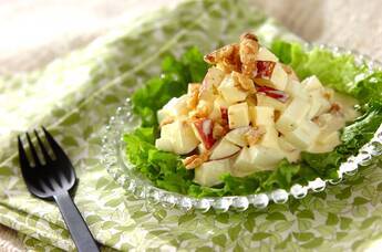 りんごとクルミのヨーグルトサラダ