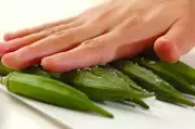 ゆでオクラの梅肉和えの下準備1