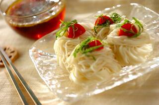 さっぱり！トマトとオリーブオイルめんつゆのそうめん