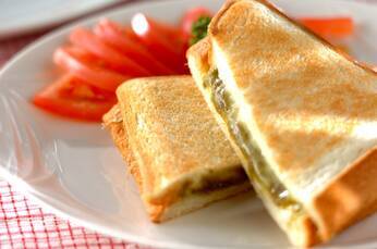 とろろ昆布とチーズのホットサンド