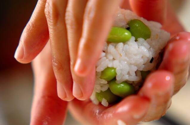 枝豆と桜エビのおにぎりの作り方の手順2