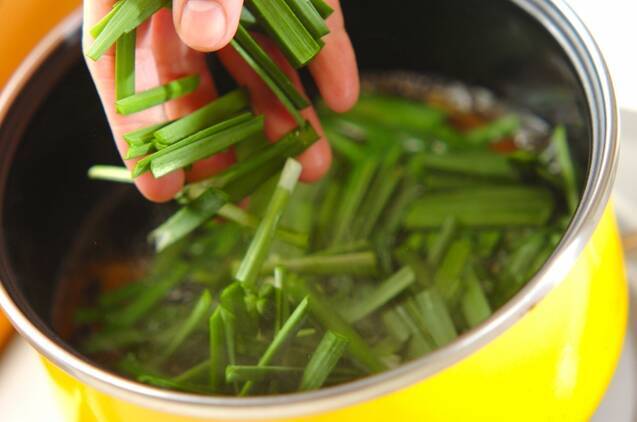 ニラとニンジンのみそ汁の作り方の手順2