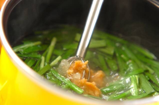 ニラとニンジンのみそ汁の作り方の手順3