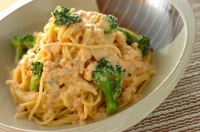 カニ缶の豆乳クリームパスタが器に盛られている