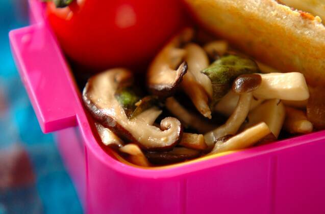 キノコの塩バジル炒め