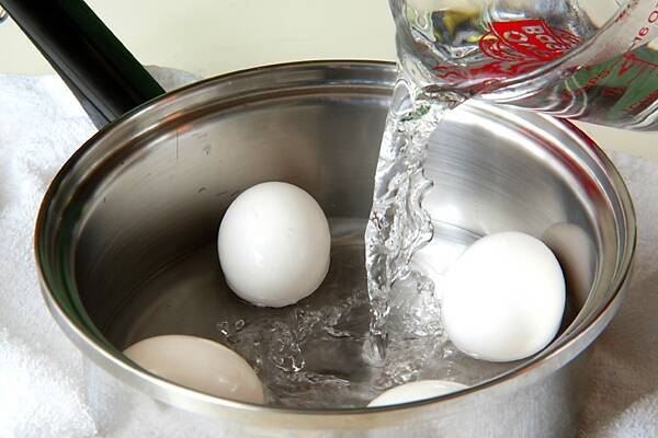 放置するだけ！温泉卵 意外と簡単失敗なし お湯を沸かすだけの作り方の手順2