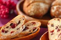 クランベリーとレーズンのライ麦パン