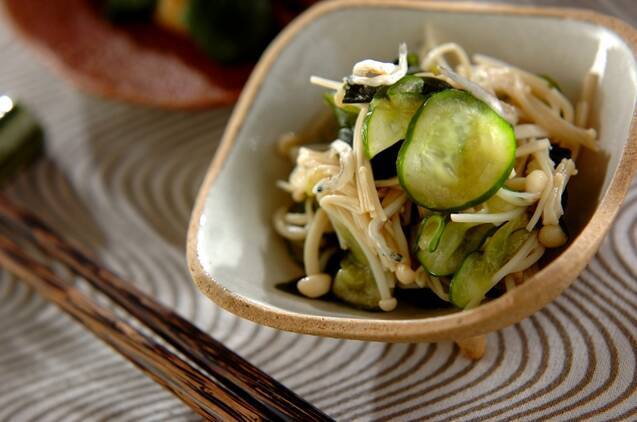 キュウリとエノキの酢の物